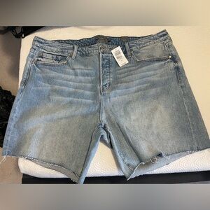 Torrid size 2 ( 18-20) High rise Bermuda style shorts 8 inch